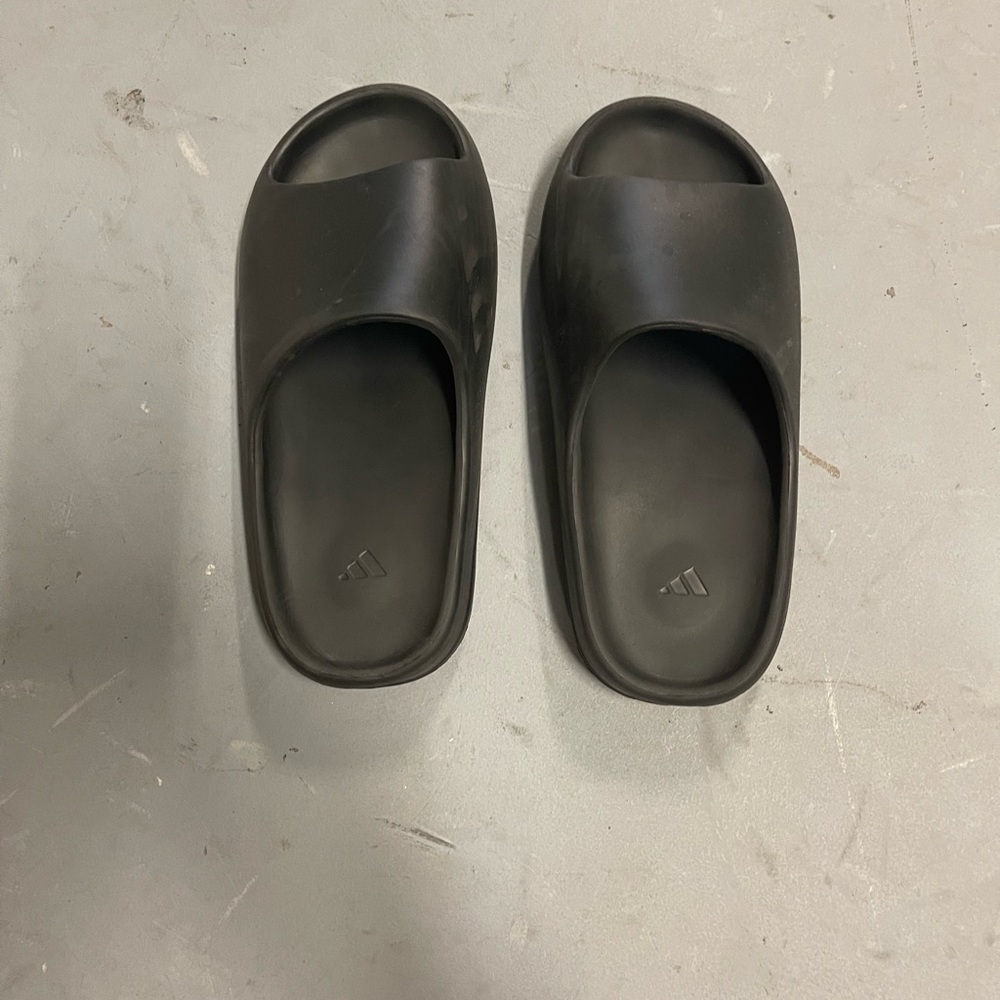 YEEZY SLIDES ONYX SIZE 10 USED